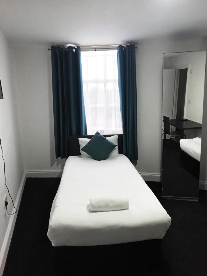 Hotel The Bank à Barking  Extérieur photo