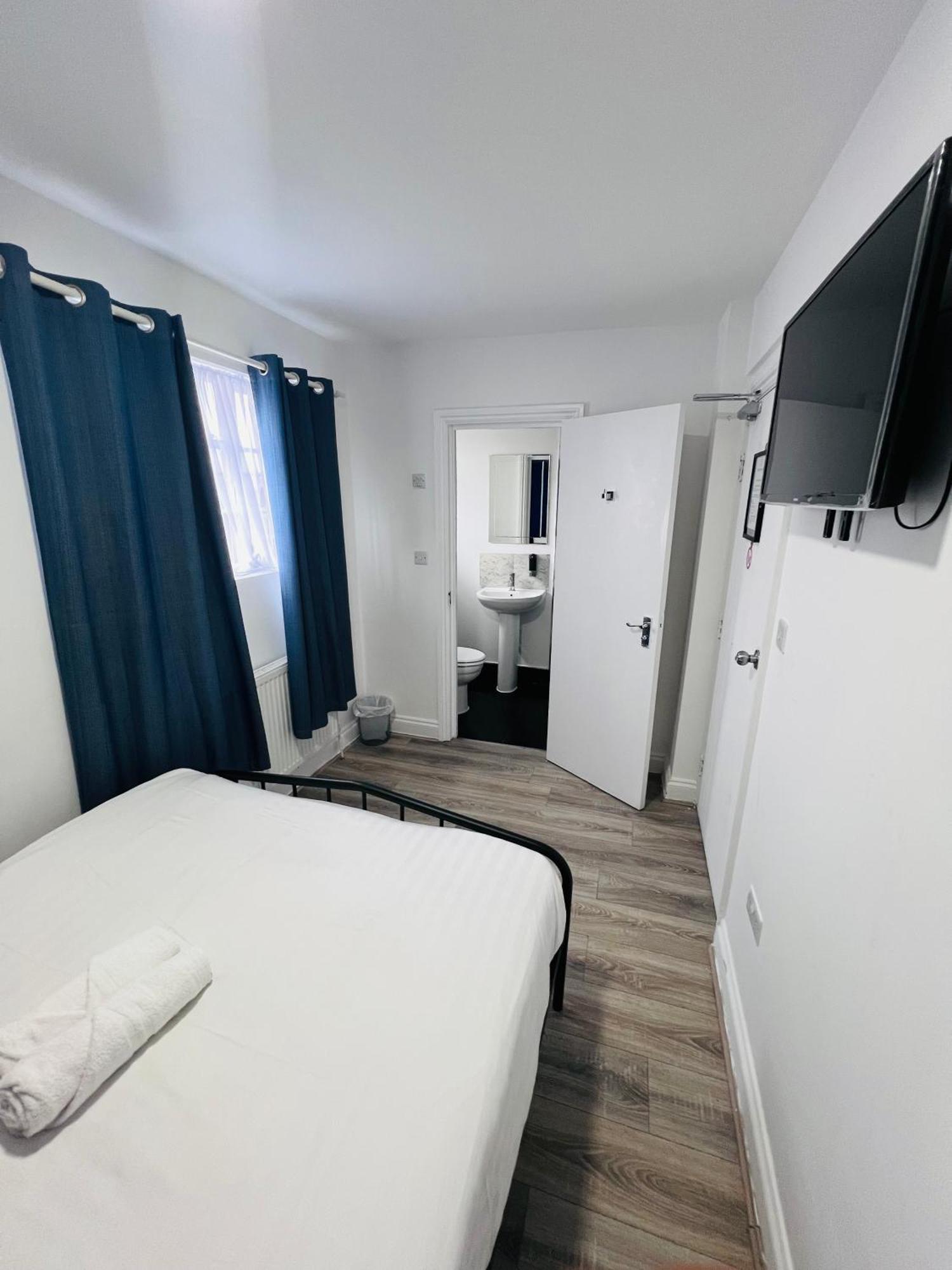 Hotel The Bank à Barking  Extérieur photo